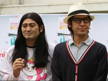 離婚しta「ハイキングウォーキング」の松田洋昌（右）。左は相方の鈴木Ｑ太郎.JPG